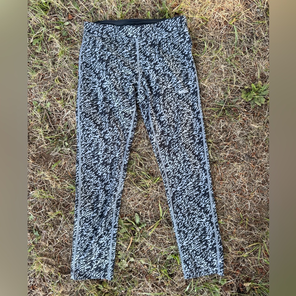 Nike dri fit grey & black workout leggings capri length women’s XS